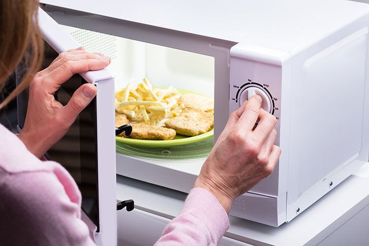 Come riscaldare bene il cibo in forno, ma è importante preriscaldarlo?  Scoprilo subito! 